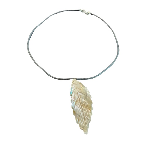 Carved Shell Leaf - Picture 1 of 4